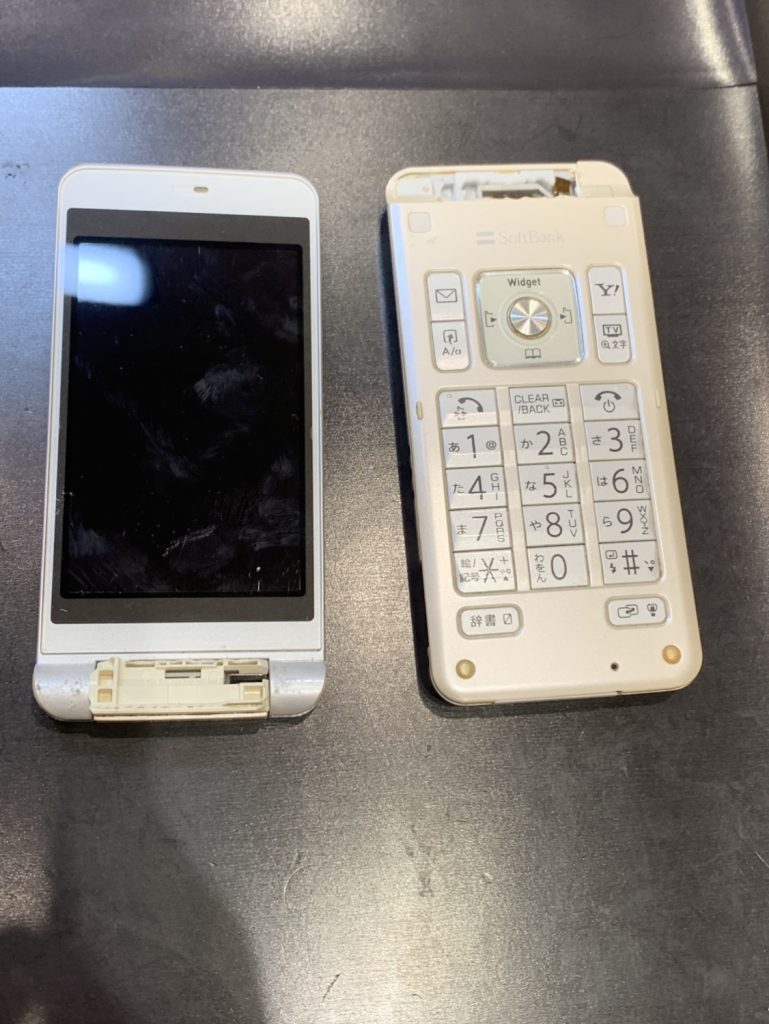 二つに折れてしまった携帯電話