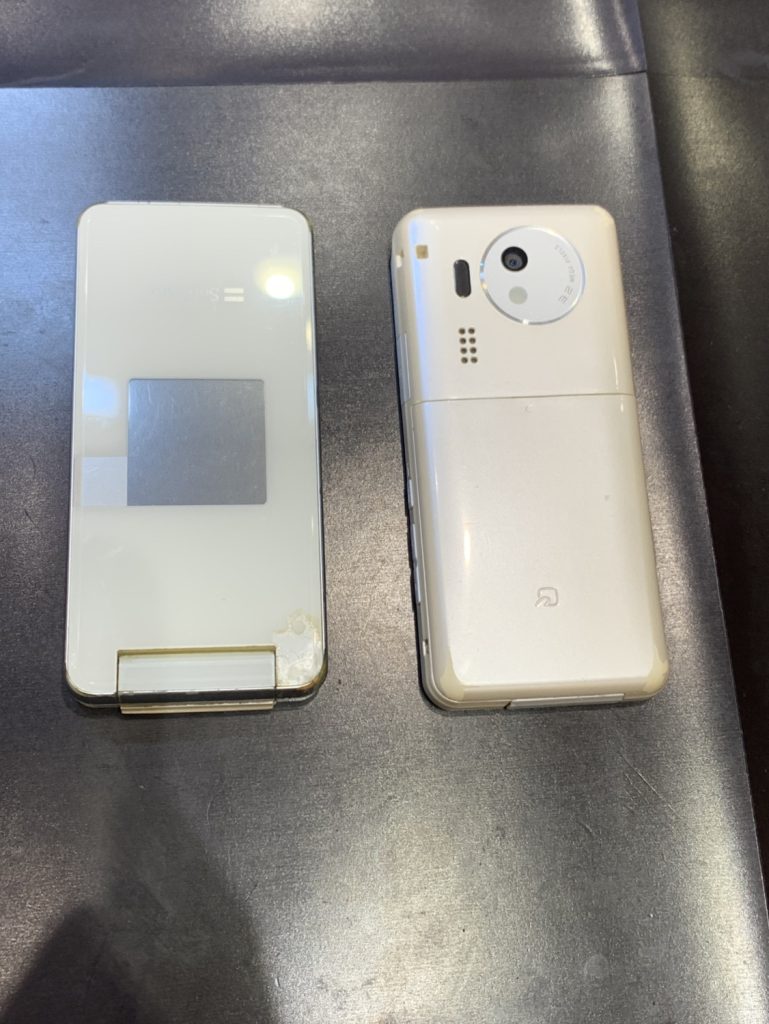 二つに折れてしまった携帯電話