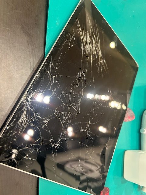 割れたiPad