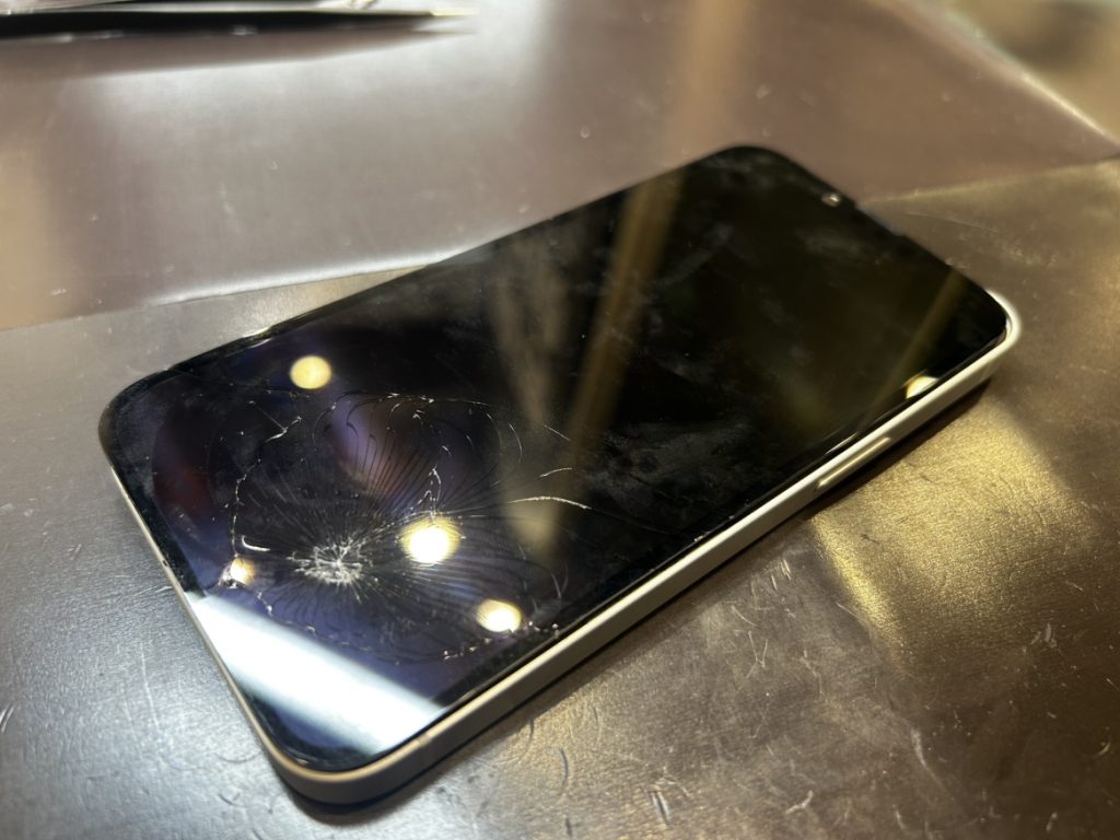 ひび割れたiPhone 