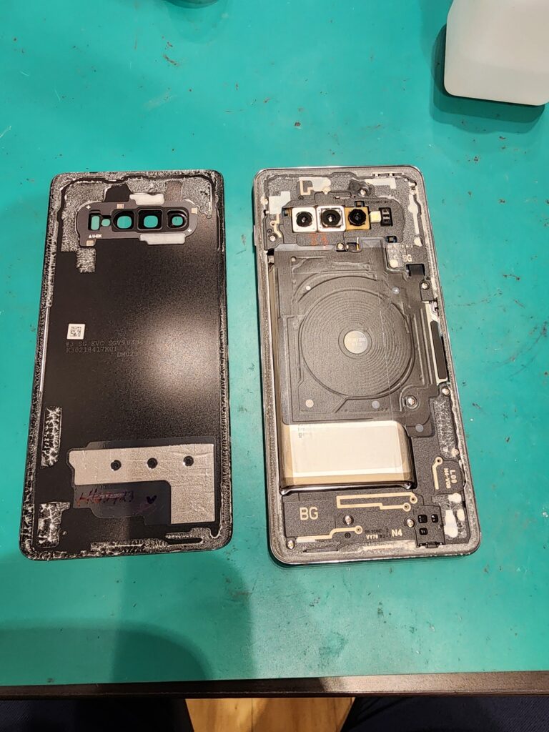 背面カバーを外したGalaxyS10+