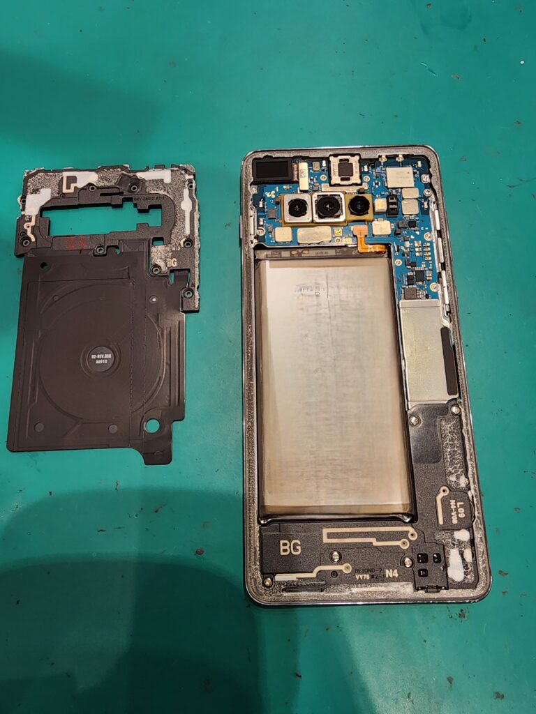 バッテリーを外す前のGalaxyS10+