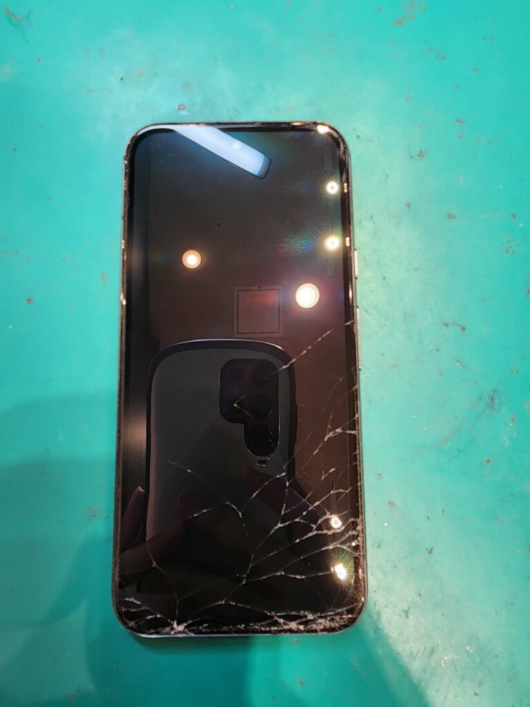 画面が割れたGoogle Pixel 8a