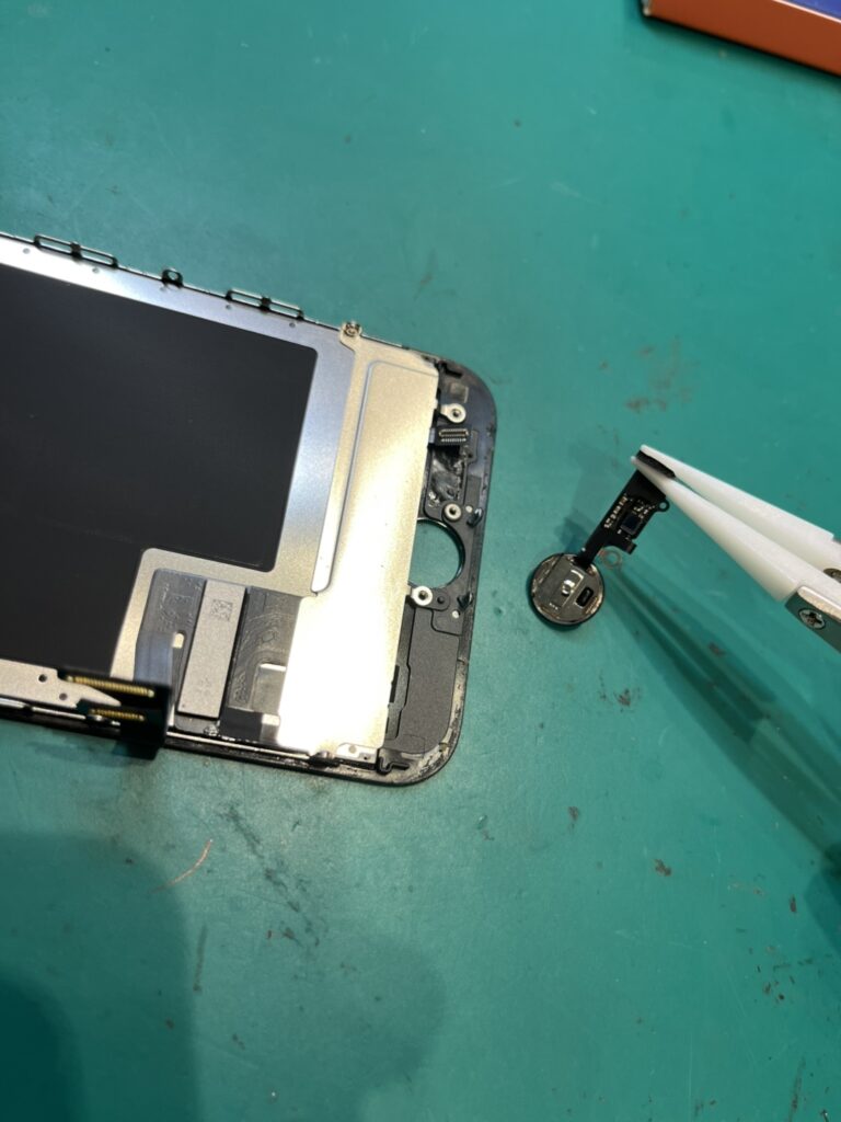 iPhoneSE3　ボタン