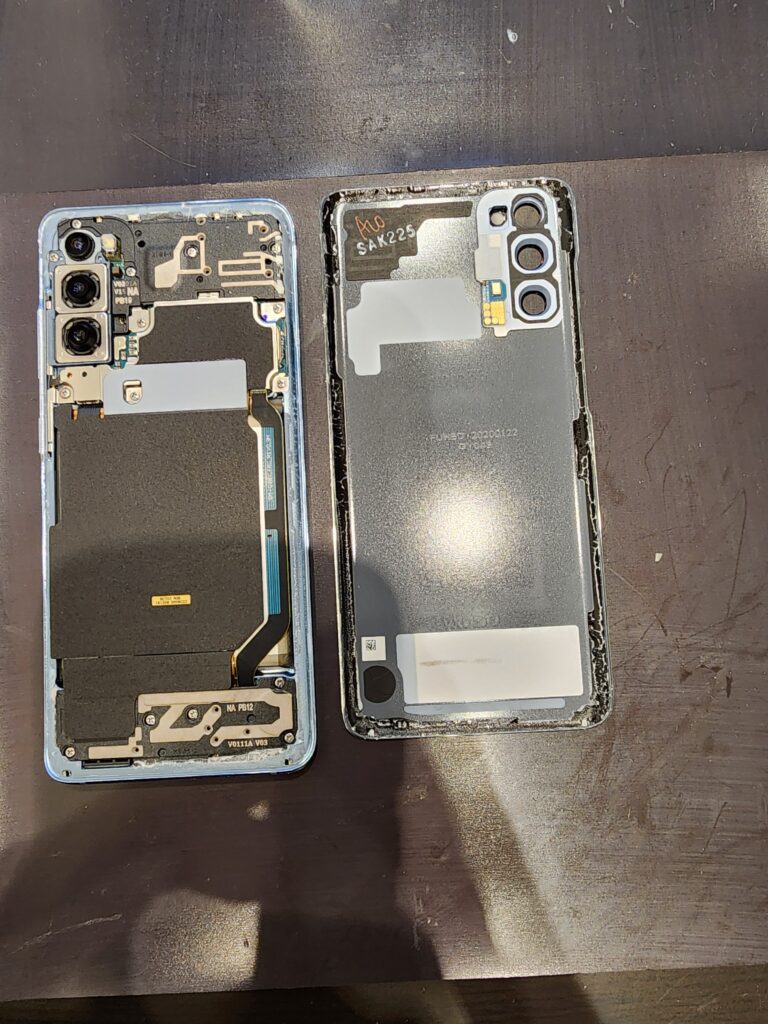 背面を開けたGalaxyS20