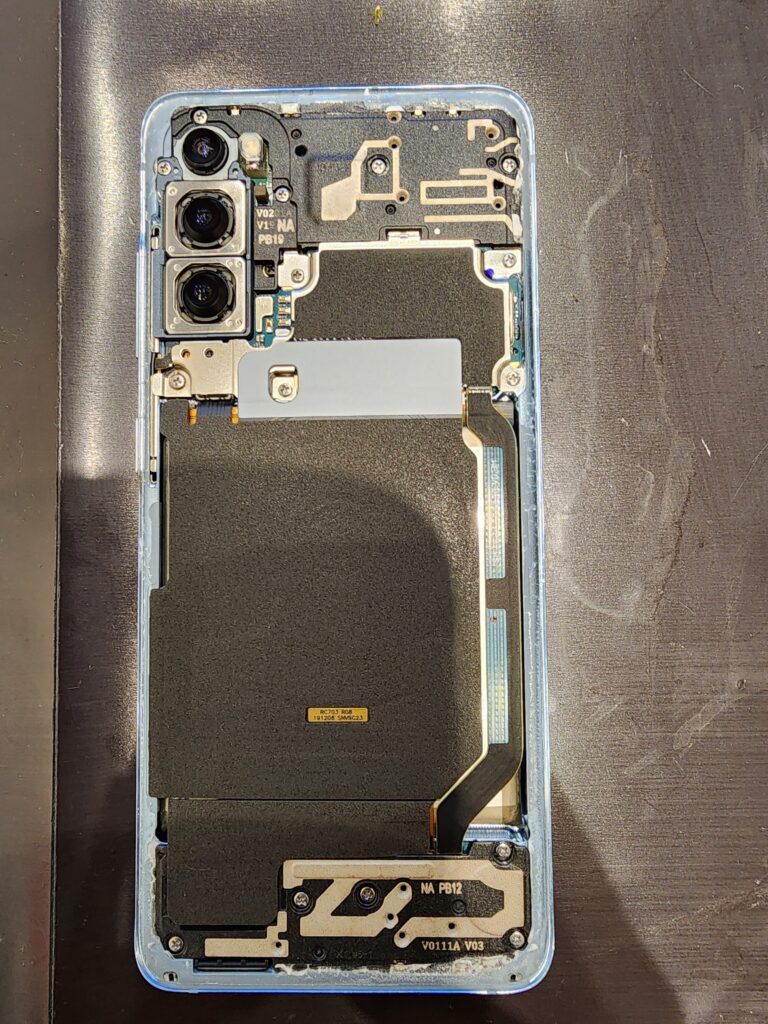 背面を開けたGalaxyS20