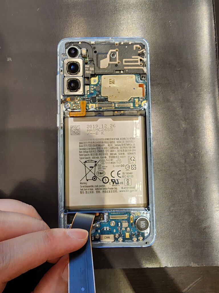 背面を開けたGalaxyS20