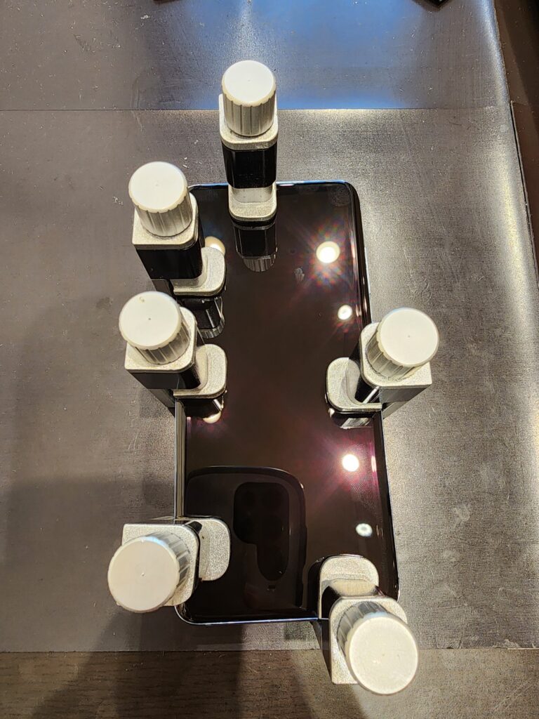 画面と背面圧着中のGalaxyS20