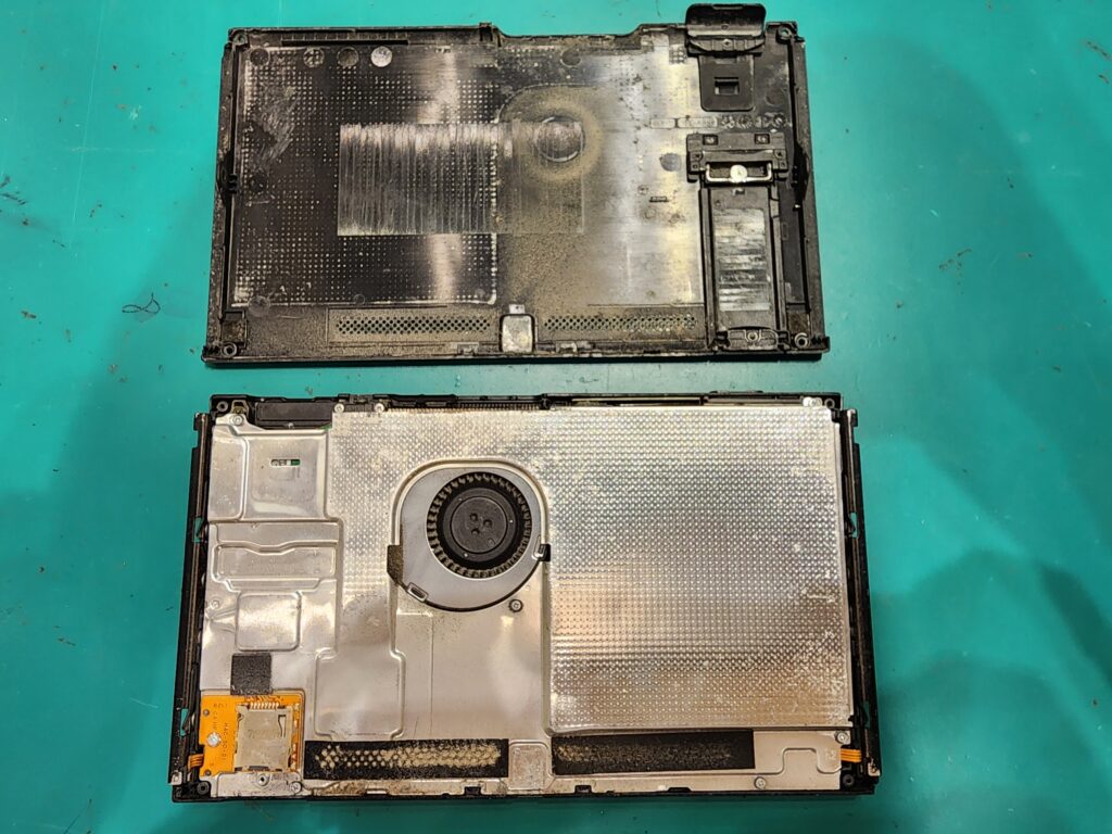 本体を開けたSwitch