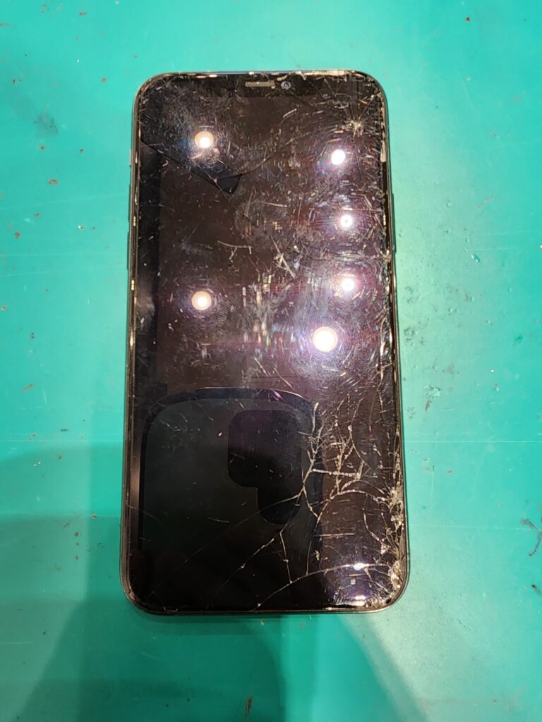 画面が割れたiPhone11Pro