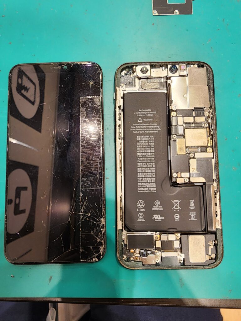 画面を外したiPhone11Pro
