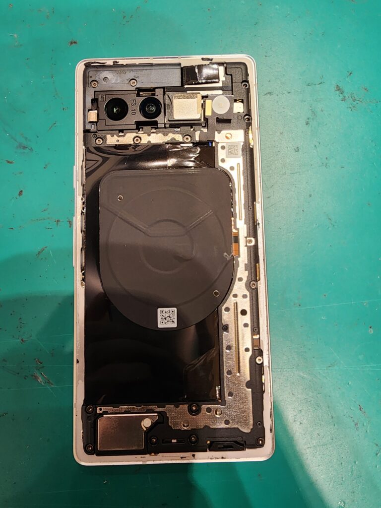 バックパネルを外したPixel7a