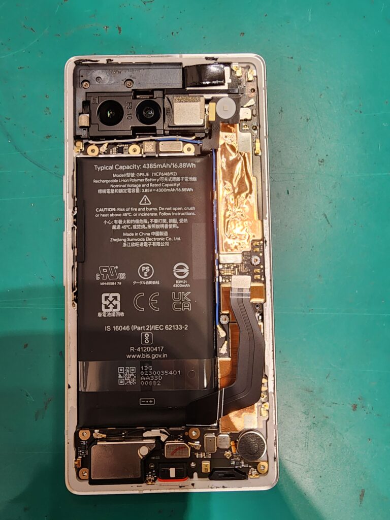 バックパネルを外したPixel7a