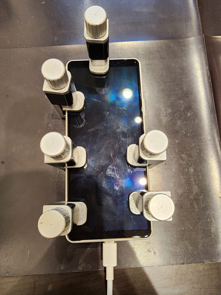 圧着中のXperia10Ⅱ