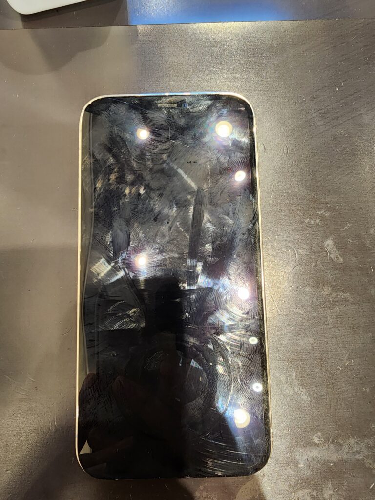修理前のiPhone12Pro