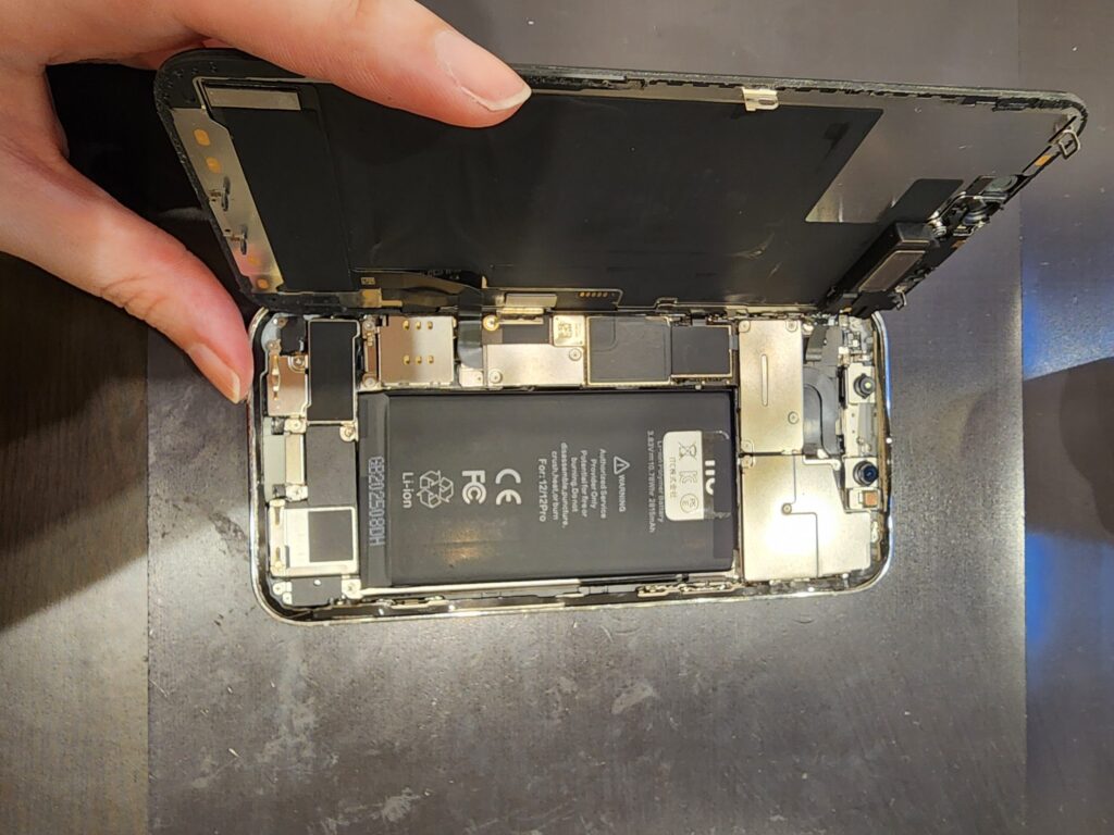 新しいバッテリーに交換したiPhone12Pro