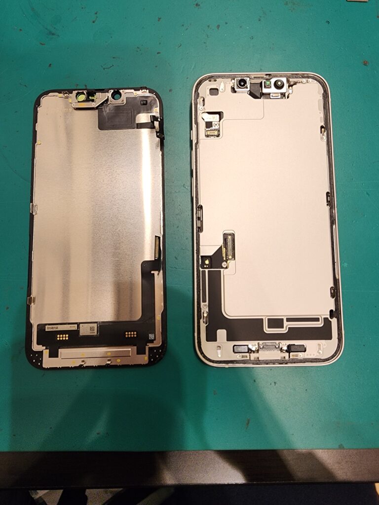 画面を外したiPhone14