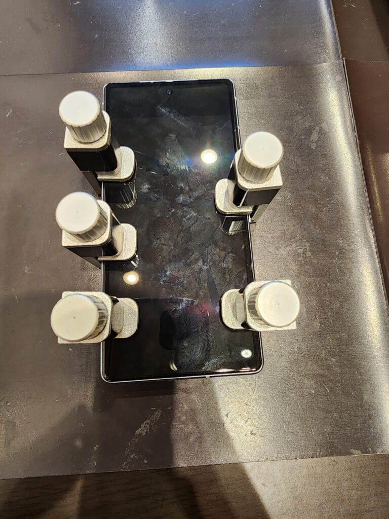 バックパネル圧着中のGooglePixel7a