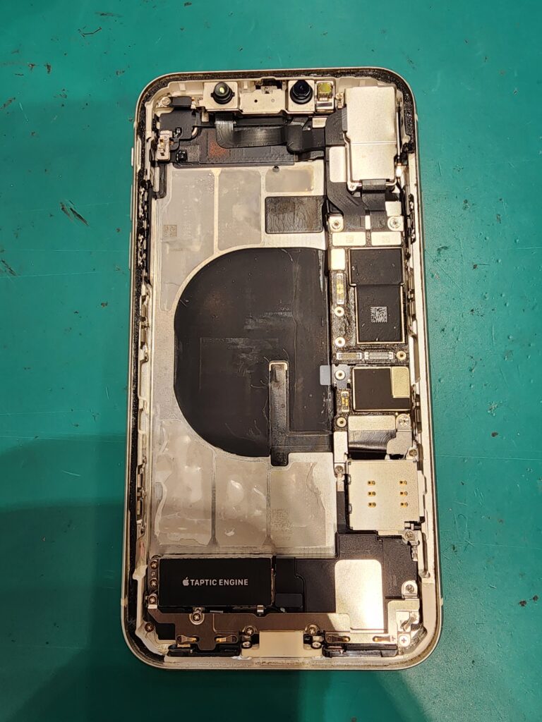 バッテリーを外したiPhone11