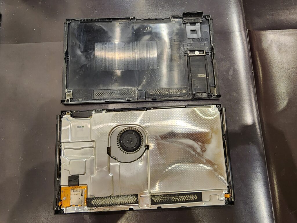 背面カバーを外した任天堂switch