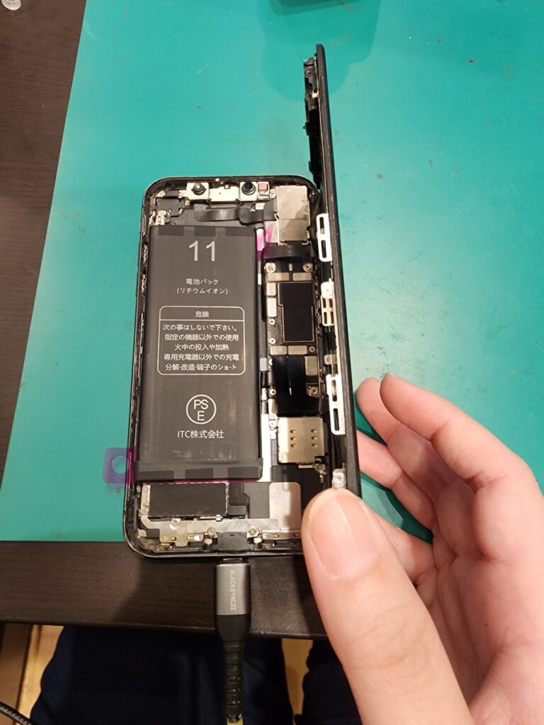 新しいバッテリーをつけたiPhone11