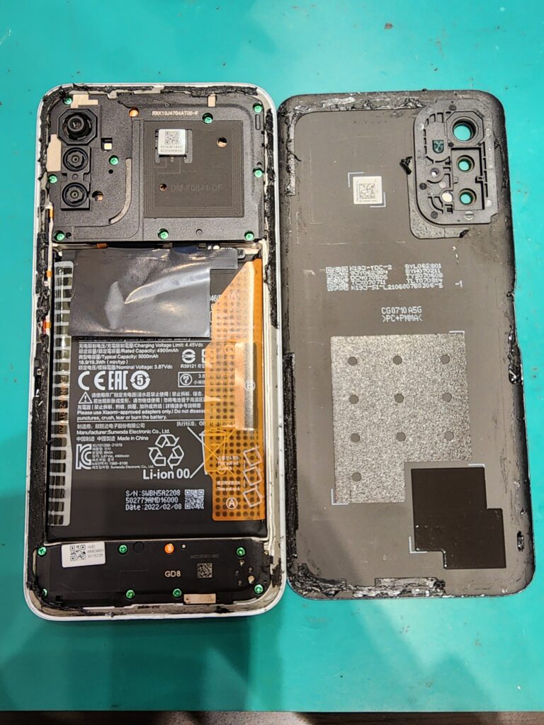 バックパネルを開けたXiaomi Redmi Note10 JE