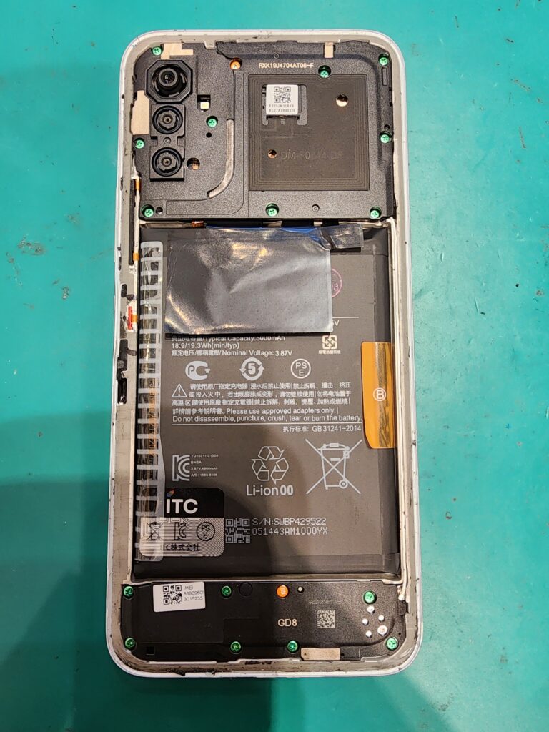 上部のカバーを付けたXiaomi Redmi Note10 JE