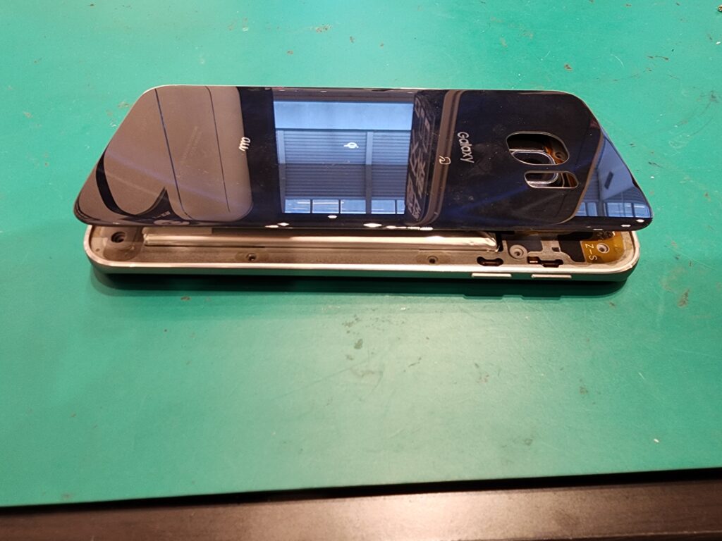 バックパネルを外す前のGalaxyS6edge