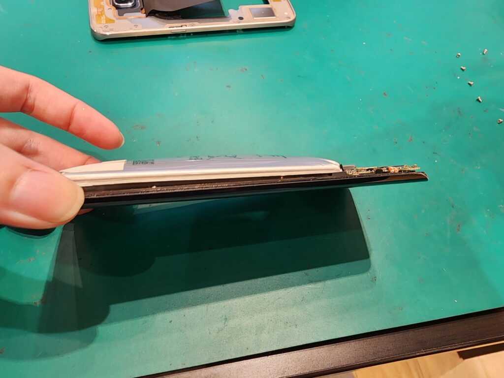バッテリーが画面側についているGalaxyS6edge
