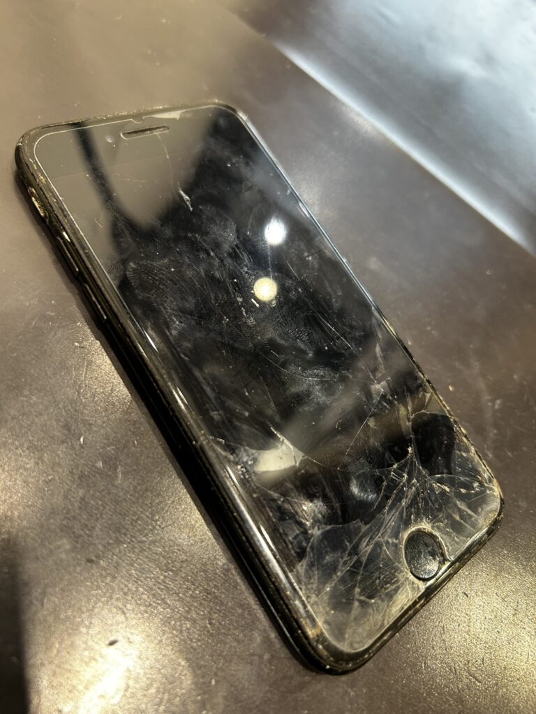 画面割れのiPhone7
