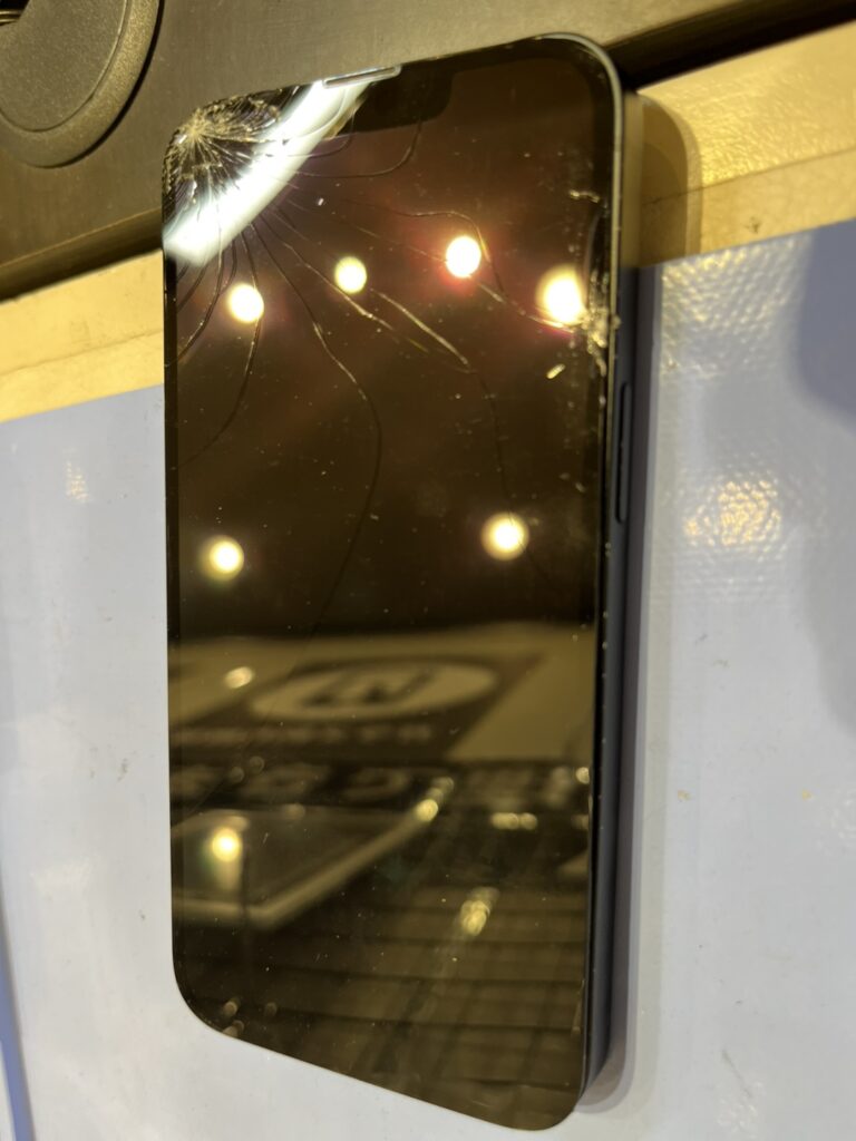 iPhone１３画面割れ