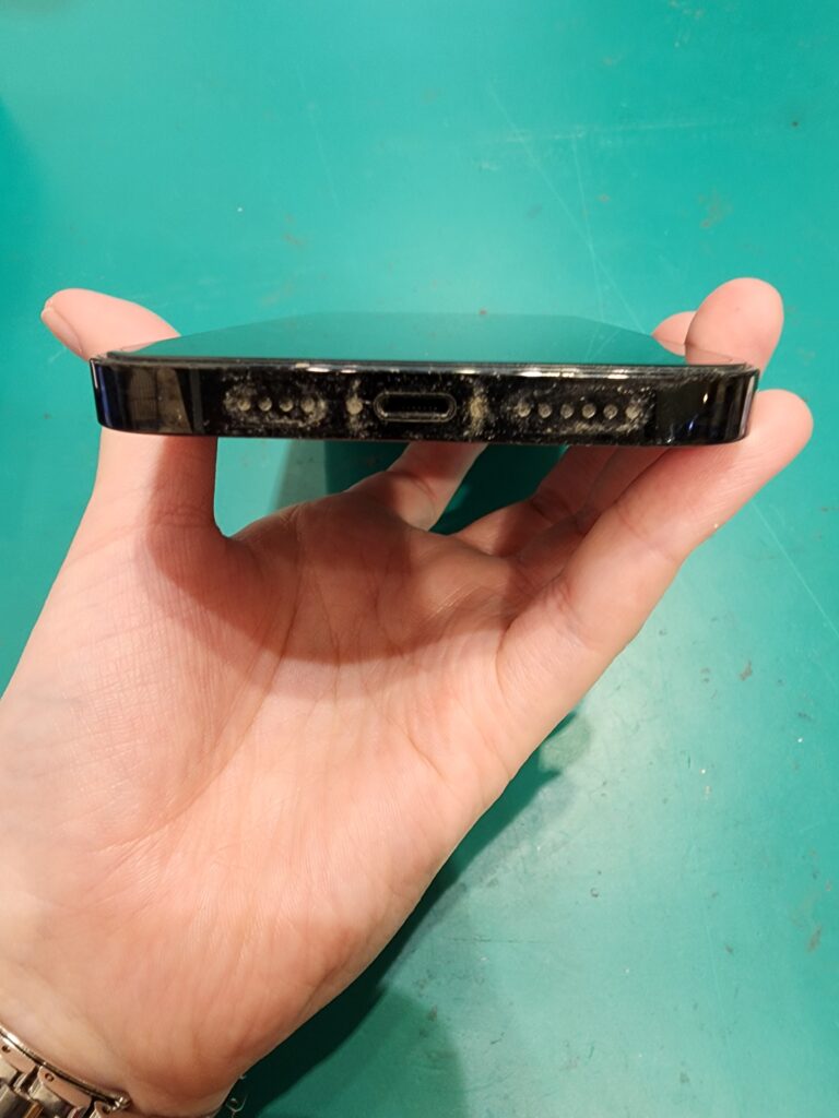 汚れているiPhone14promax