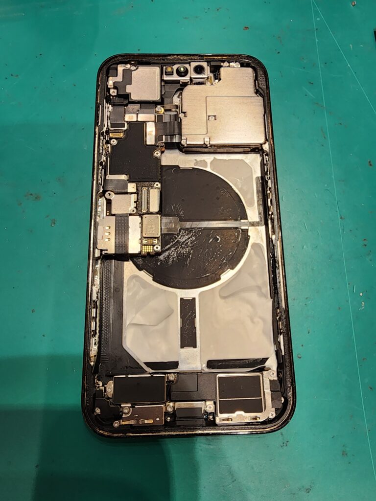 バッテリーを外したiPhone14promax