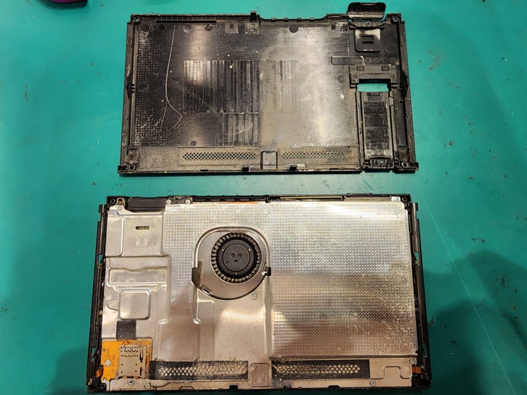 背面カバーを外した任天堂switch