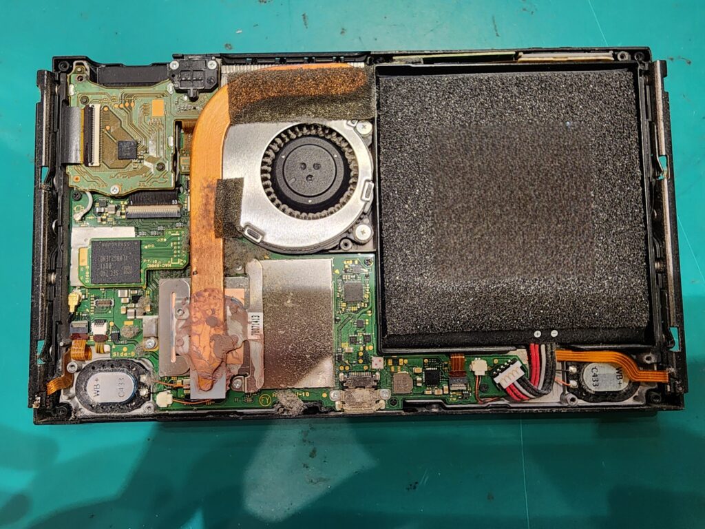 背面を開けた任天堂switch