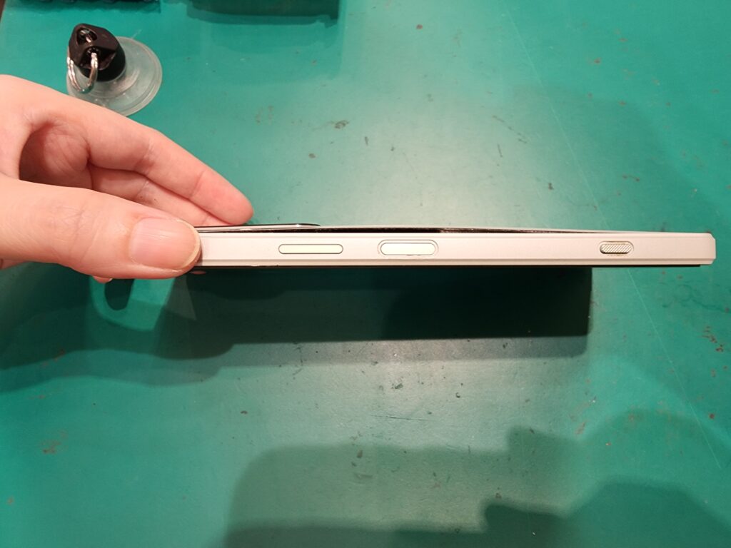 バッテリーが膨張したXperia1Ⅳ