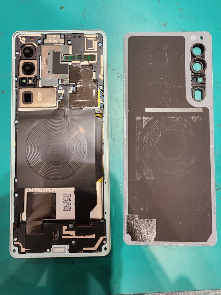 バックパネルを外したXperia1Ⅳ