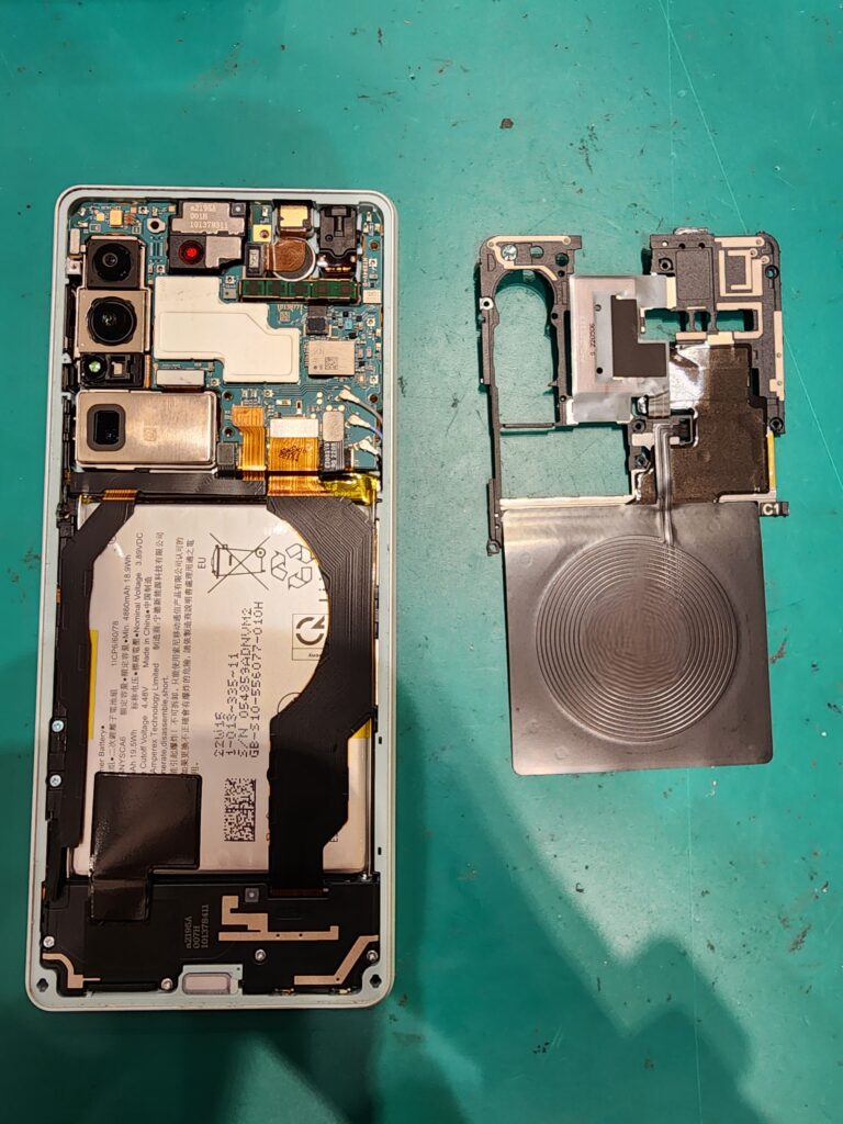 プラスチックカバーを外したXperia1Ⅳ