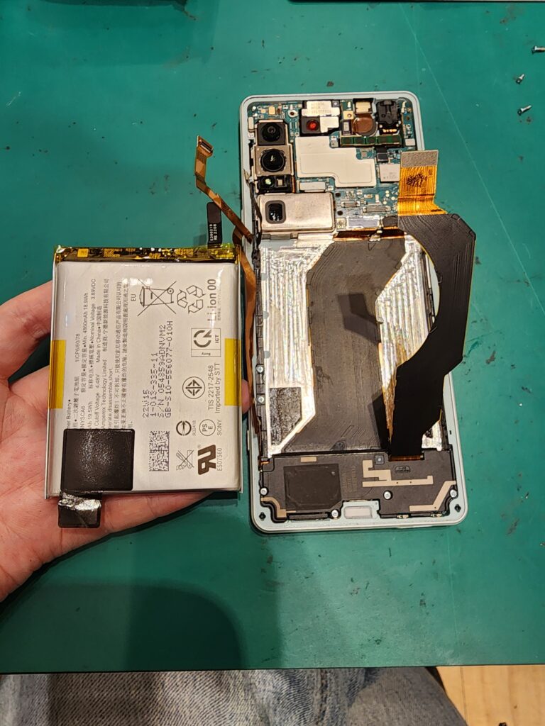 バッテリーを外したXperia1Ⅳ