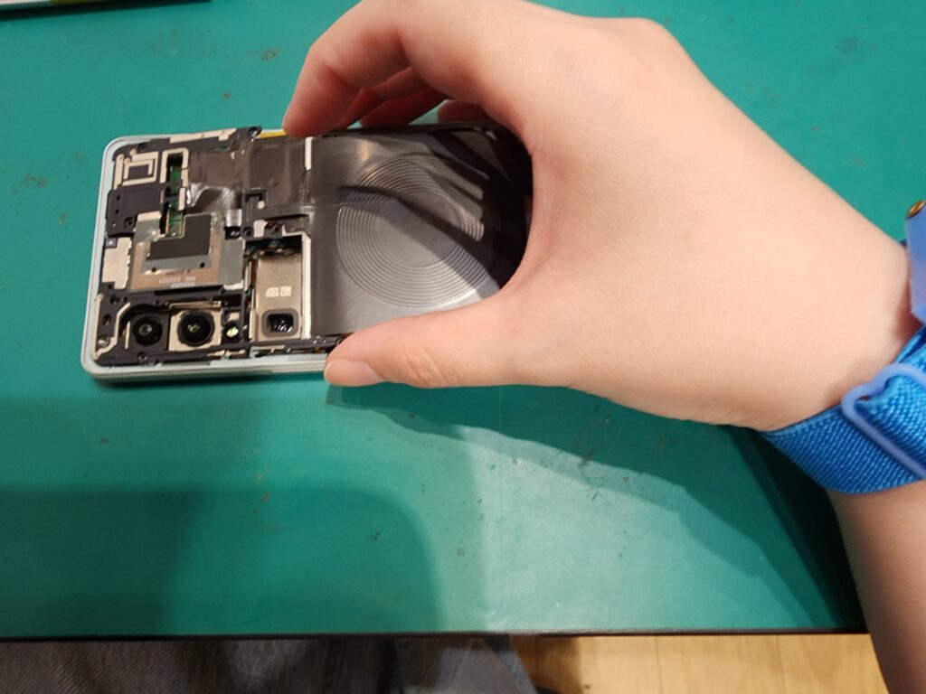 プラスチックカバーを付けているXperia1Ⅳ