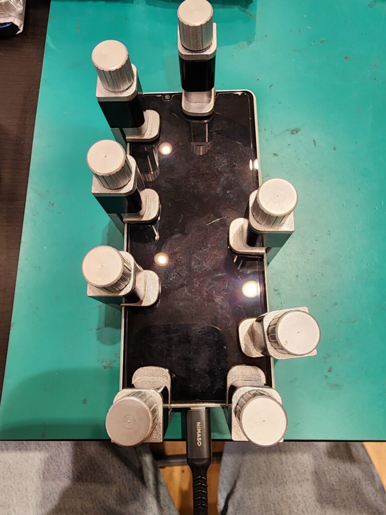 圧着中のXperia1Ⅳ
