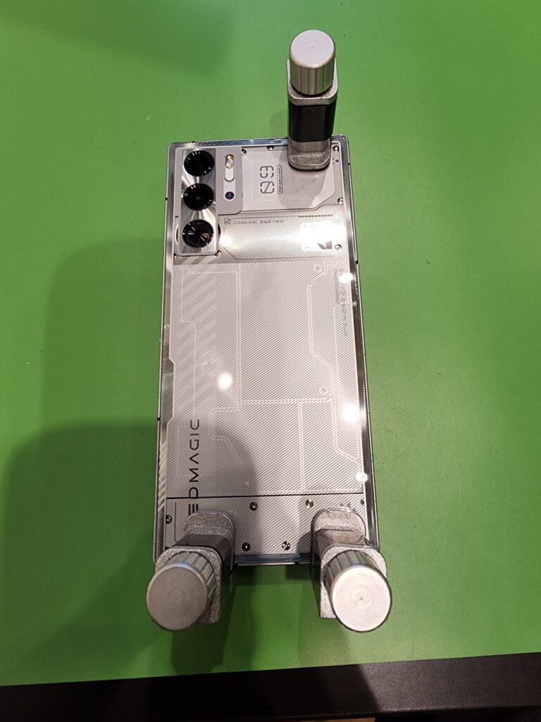 新しいバックパネルをつけたREDMAGIC