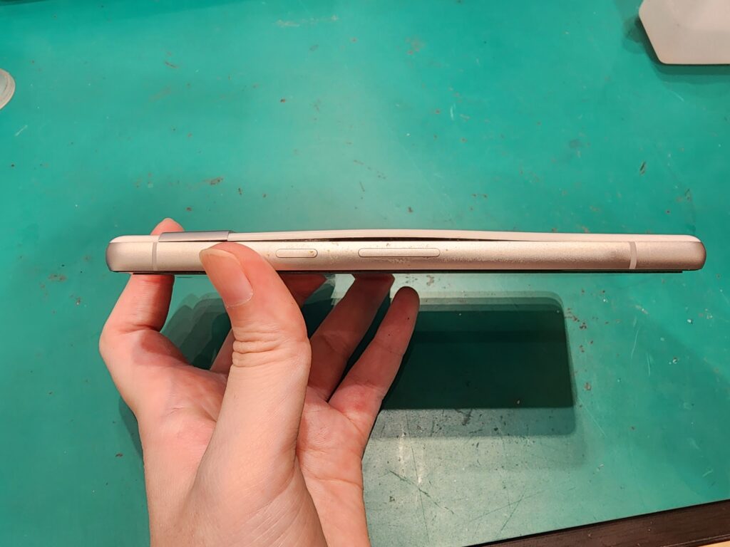 バックパネルが浮いたPixel7a