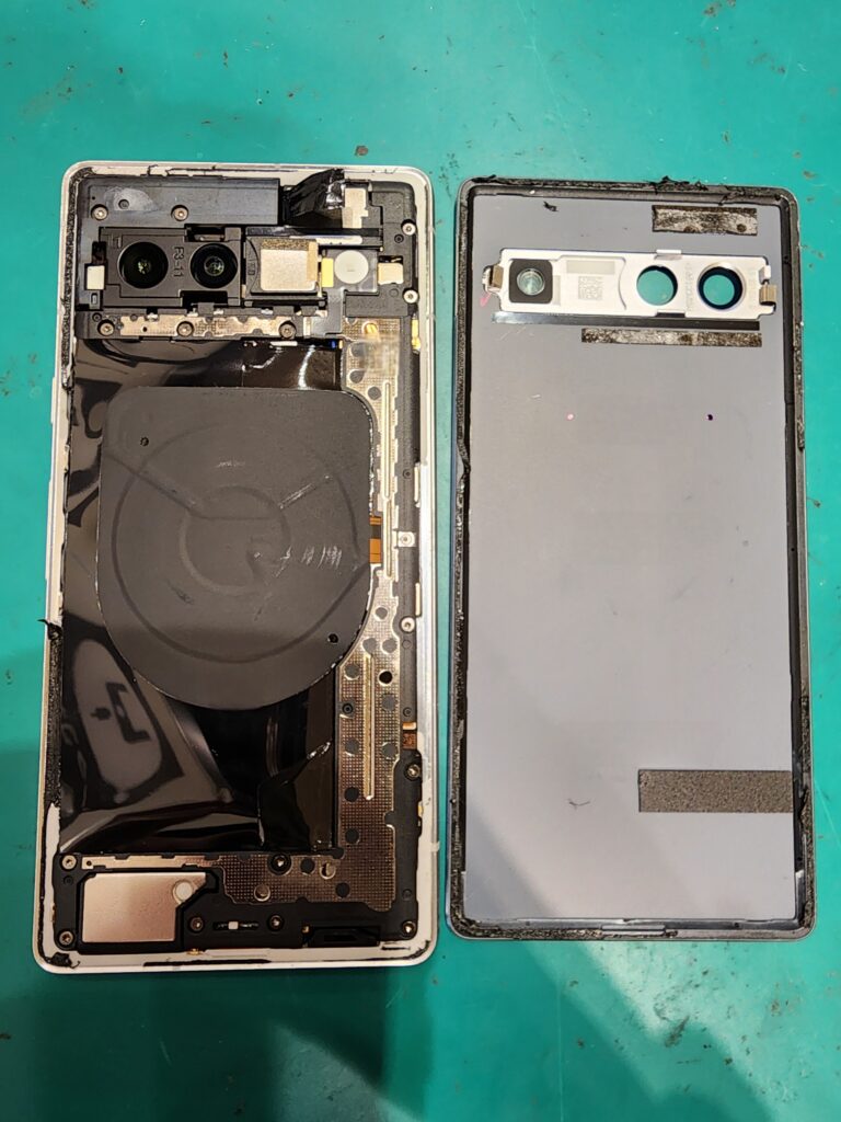 バックパネルを外したPixel7a