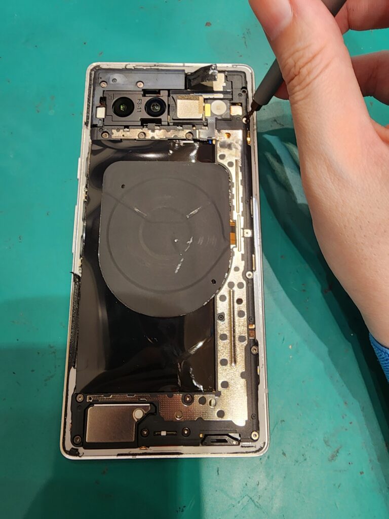 プラスチックカバーを外したPixel7a