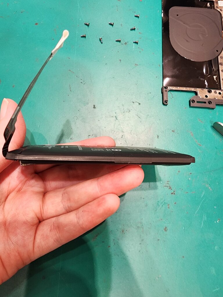 膨張したバッテリー