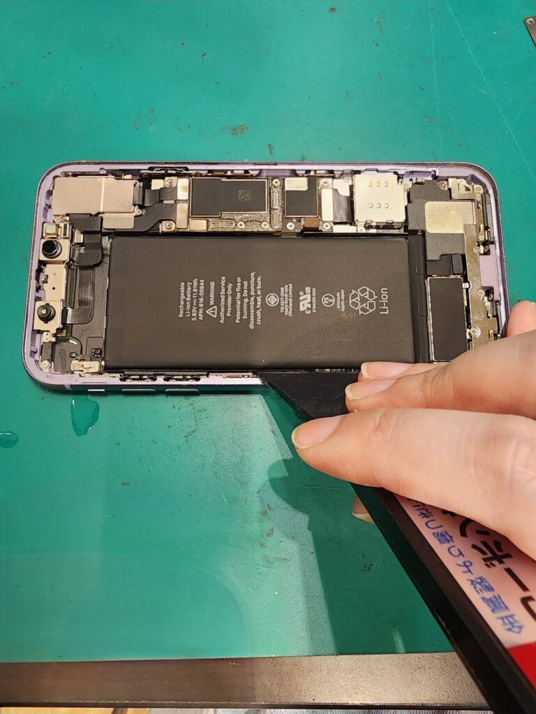 バッテリーを外しているiPhone11
