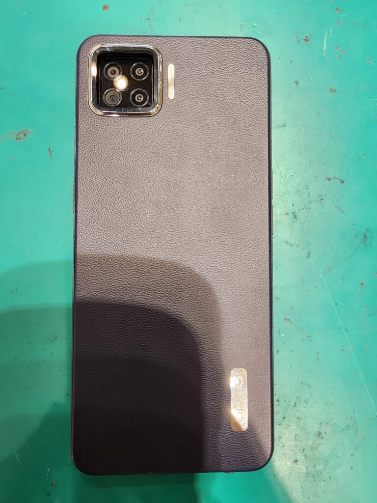 修理前のOPPO A73