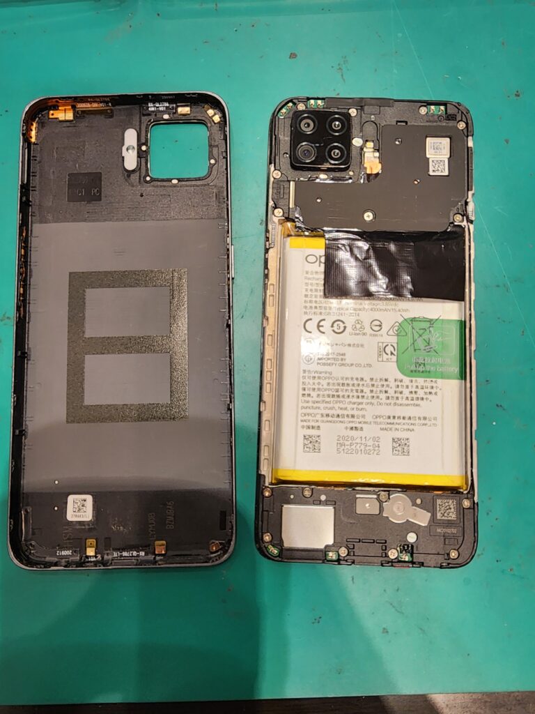 背面を外したOPPO A73