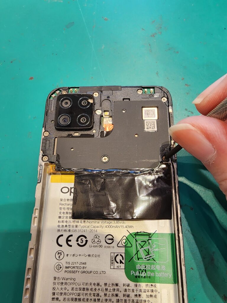 プラスチックカバーを外す作業中のOPPO A73